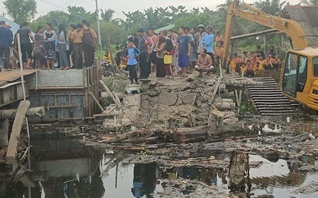 Akibat dilintasi Excavator Jembatan Desa Tanjung Rejo Runtuh, Ribuan Warga Sumut Kecewa !