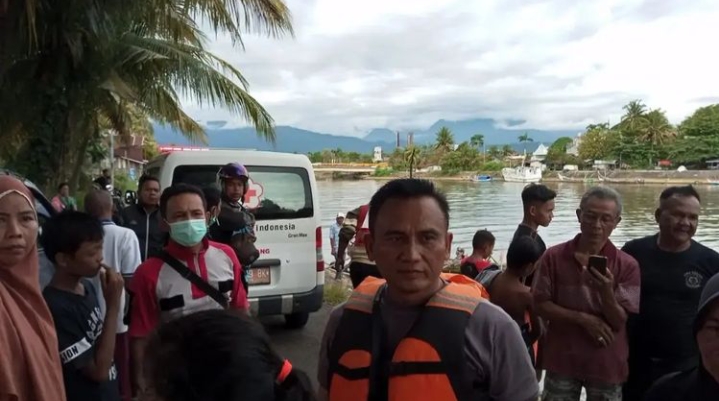 BPBD Kota Padang Evakuasi Mayat Seorang Pria yang Mengambang di Tengah Laut