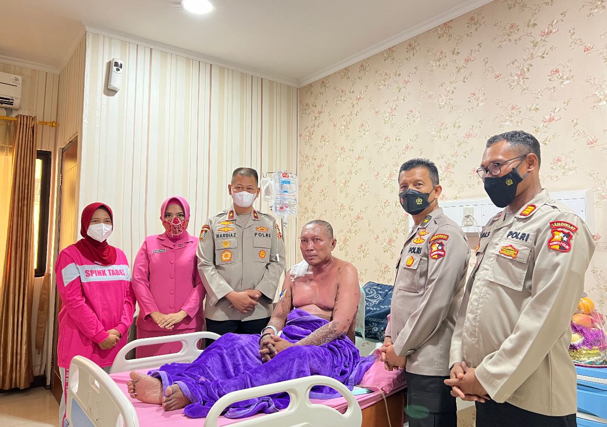 Kasetukpa dan Ketua Bhayangkari Cabang 04 Kunjungi Mantan Serdik PAG yang Sakit di RS Polri Kramat Jati