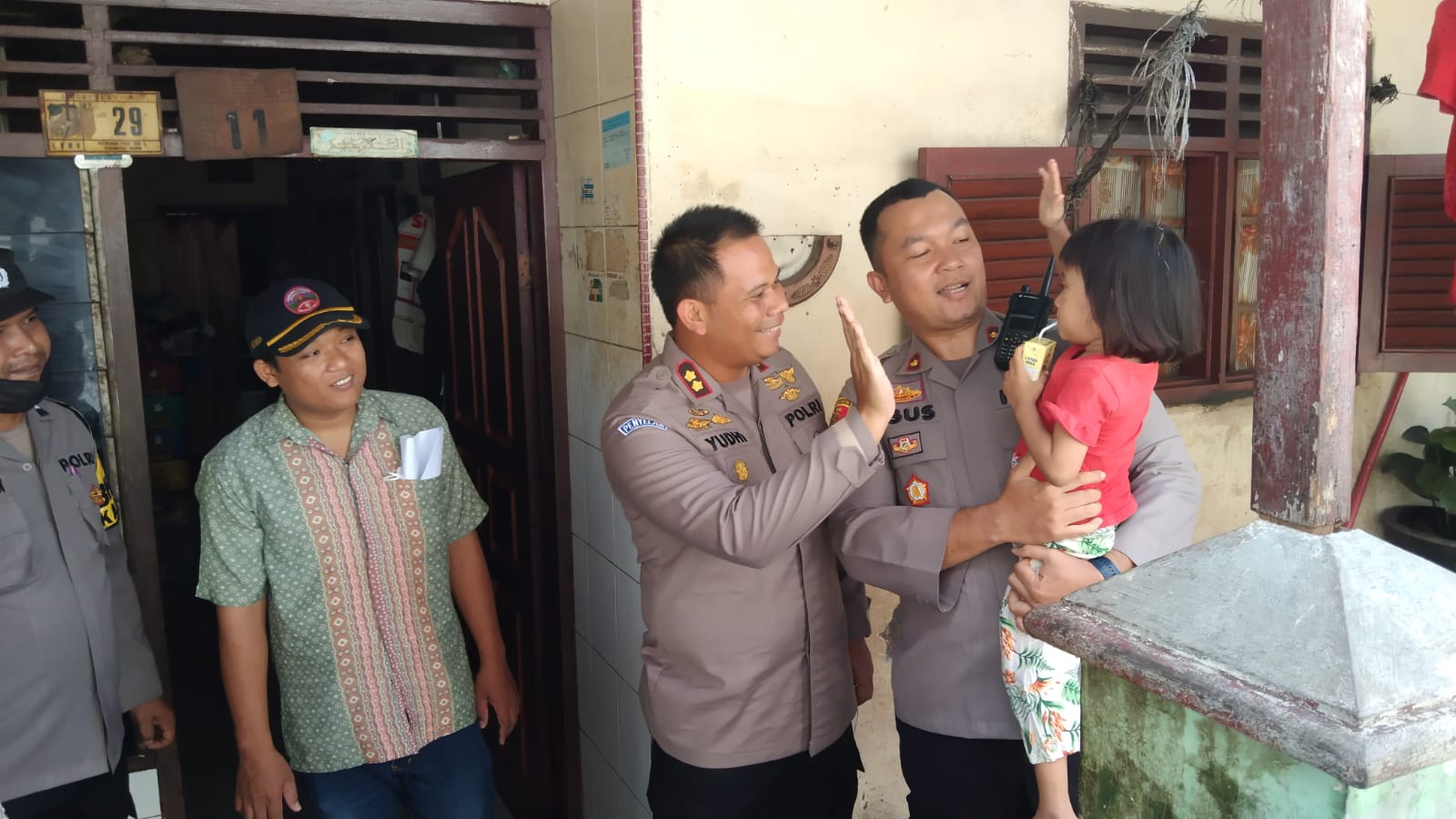 Kunjungi Anak Stunting di Percut, Wakapolres Medan Berikan Bantuan Sembako dan Susu