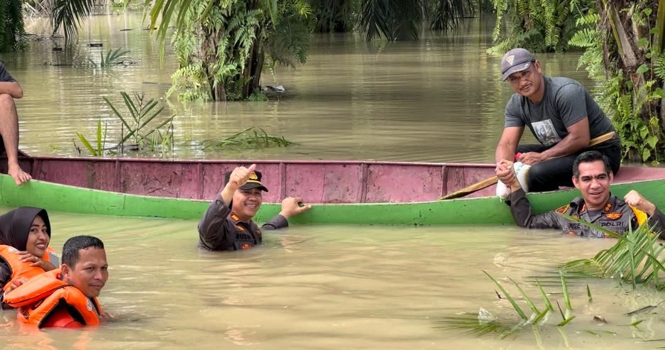 Tak Kenal Lelah, Lagi Lagi Kapolres Batu Bara Terobos Banjir Demi Salurkan Bantuan Kepada Warga