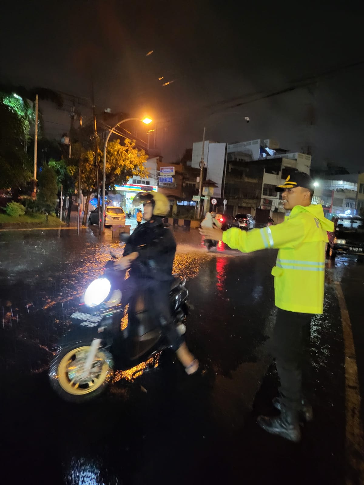 Hujan Mengguyur Kota Medan, Kapolsek Medan Timur Turun Ke Jalan Antisipasi Kemacetan