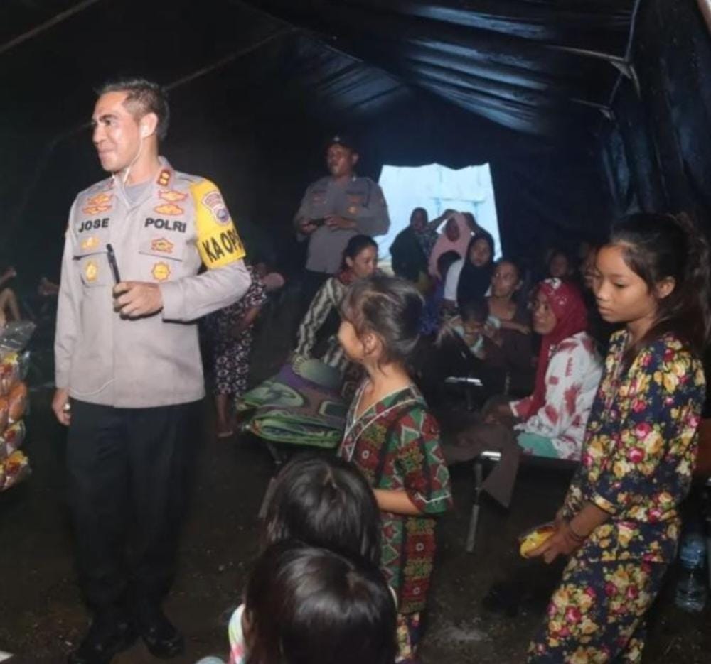 Kapolres Batu Bara Hibur Anak Anak di Posko Pengungsian Desa Medang Deras