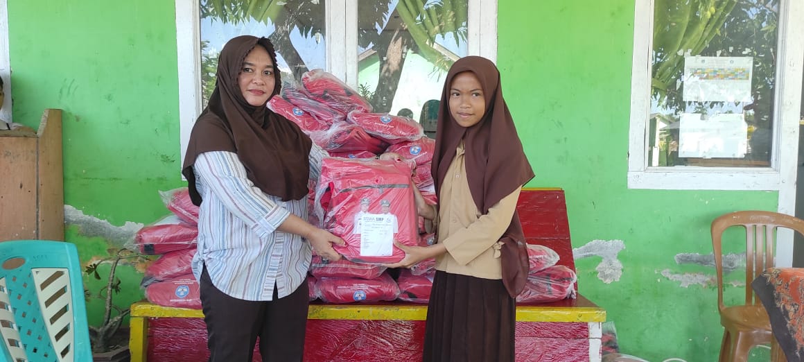 Salurkan Bantuan 70 Paket Seragam Lengkap ke Siswa, Peppy Sukreni Lawadjo: Terima Kasih Pak Bupati dan Pak Wabup